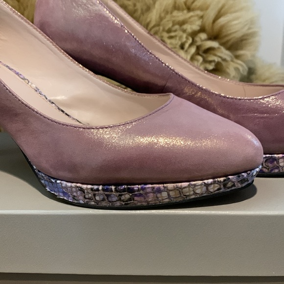 Opalescent mauve platform leather Vince Camuto pumps. NWOT. Size 7 1/2 M. - Picture 2 of 8